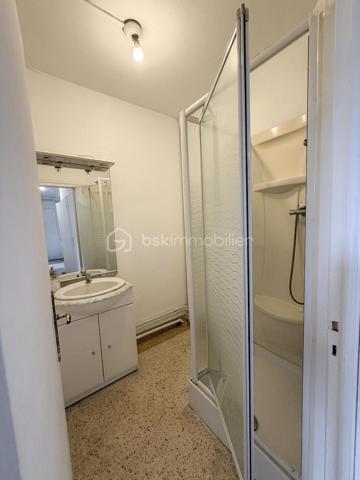 Situé au 2ᵉ étage d’un immeuble calme et proche du centre-ville, cet appartement séduit par son charme, sa luminosité et son agencement fonctionnel.

Il se compose d’une cuisine indépendante, d’un salon chaleureux, de deux chambres, d’une salle de bain avec WC séparé, ainsi que d'une loggia, pouvant être aménagée en espace détente ou en cellier 

Le salon et les chambres disposent d’un parquet très bien conservé, apportant une véritable touche d’authenticité et de caractère à l’ensemble du logement.

Vous profiterez également d’une agréable cour commune, d’un local à vélos commun ainsi que d’une cave privative. 
Des atouts qui font la différence au quotidien !

Côté technique, des travaux d’amélioration sont à prévoir afin d’optimiser le confort du logement, notamment :
-Une cuisine à moderniser selon vos envies.
-Une remise aux normes de l’installation électrique.
-Des travaux de plomberie afin de répondre aux standards actuels.
Derrière ces améliorations à prévoir se cachent de beaux volumes, et un cachet authentique qui ne demandent qu'à être révélés !

L’appartement bénéficie d’un emplacement privilégié, à proximité des commerces, services, transports, écoles et espaces verts. 
La proximité d’un parc permet de profiter d’un environnement agréable et verdoyant. 
Le quartier offre également un accès facilité aux principaux axes routiers et autoroutiers, idéal pour les déplacements quotidiens.

Le stationnement est particulièrement aisé, avec de nombreuses places disponibles.

Un T3 plein de charme, alliant cachet de l’ancien, potentiel d’aménagement et emplacement recherché. 
Idéal pour un couple, une famille ou un investissement de qualité !