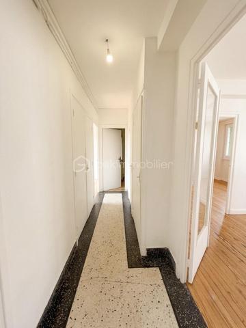 Situé au 2ᵉ étage d’un immeuble calme et proche du centre-ville, cet appartement séduit par son charme, sa luminosité et son agencement fonctionnel.

Il se compose d’une cuisine indépendante, d’un salon chaleureux, de deux chambres, d’une salle de bain avec WC séparé, ainsi que d'une loggia, pouvant être aménagée en espace détente ou en cellier 

Le salon et les chambres disposent d’un parquet très bien conservé, apportant une véritable touche d’authenticité et de caractère à l’ensemble du logement.

Vous profiterez également d’une agréable cour commune, d’un local à vélos commun ainsi que d’une cave privative. 
Des atouts qui font la différence au quotidien !

Côté technique, des travaux d’amélioration sont à prévoir afin d’optimiser le confort du logement, notamment :
-Une cuisine à moderniser selon vos envies.
-Une remise aux normes de l’installation électrique.
-Des travaux de plomberie afin de répondre aux standards actuels.
Derrière ces améliorations à prévoir se cachent de beaux volumes, et un cachet authentique qui ne demandent qu'à être révélés !

L’appartement bénéficie d’un emplacement privilégié, à proximité des commerces, services, transports, écoles et espaces verts. 
La proximité d’un parc permet de profiter d’un environnement agréable et verdoyant. 
Le quartier offre également un accès facilité aux principaux axes routiers et autoroutiers, idéal pour les déplacements quotidiens.

Le stationnement est particulièrement aisé, avec de nombreuses places disponibles.

Un T3 plein de charme, alliant cachet de l’ancien, potentiel d’aménagement et emplacement recherché. 
Idéal pour un couple, une famille ou un investissement de qualité !