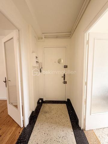 Situé au 2ᵉ étage d’un immeuble calme et proche du centre-ville, cet appartement séduit par son charme, sa luminosité et son agencement fonctionnel.

Il se compose d’une cuisine indépendante, d’un salon chaleureux, de deux chambres, d’une salle de bain avec WC séparé, ainsi que d'une loggia, pouvant être aménagée en espace détente ou en cellier 

Le salon et les chambres disposent d’un parquet très bien conservé, apportant une véritable touche d’authenticité et de caractère à l’ensemble du logement.

Vous profiterez également d’une agréable cour commune, d’un local à vélos commun ainsi que d’une cave privative. 
Des atouts qui font la différence au quotidien !

Côté technique, des travaux d’amélioration sont à prévoir afin d’optimiser le confort du logement, notamment :
-Une cuisine à moderniser selon vos envies.
-Une remise aux normes de l’installation électrique.
-Des travaux de plomberie afin de répondre aux standards actuels.
Derrière ces améliorations à prévoir se cachent de beaux volumes, et un cachet authentique qui ne demandent qu'à être révélés !

L’appartement bénéficie d’un emplacement privilégié, à proximité des commerces, services, transports, écoles et espaces verts. 
La proximité d’un parc permet de profiter d’un environnement agréable et verdoyant. 
Le quartier offre également un accès facilité aux principaux axes routiers et autoroutiers, idéal pour les déplacements quotidiens.

Le stationnement est particulièrement aisé, avec de nombreuses places disponibles.

Un T3 plein de charme, alliant cachet de l’ancien, potentiel d’aménagement et emplacement recherché. 
Idéal pour un couple, une famille ou un investissement de qualité !