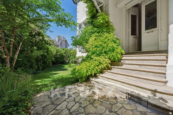 Maison de charme avec jardin dans une allée privée