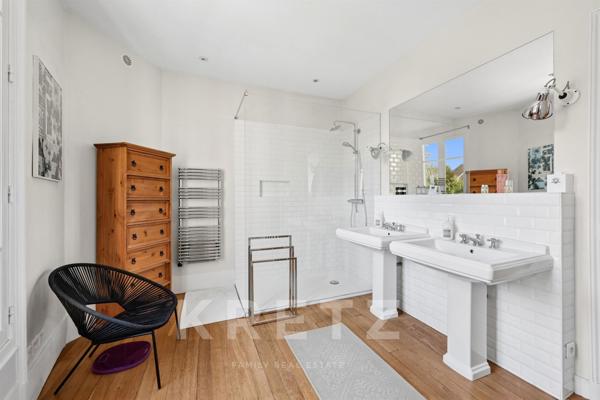 Maison de charme avec jardin dans une allée privée