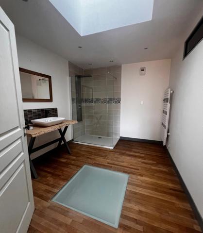 Maison parfait état, 3 chambres, grand bureau. Grand garage. Jardin CRAMCHABAM