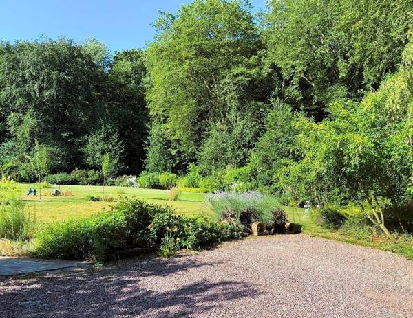 Demeure de Charme dans un écrin de verdure avec parcelle de bois