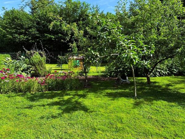 Demeure de Charme dans un écrin de verdure avec parcelle de bois