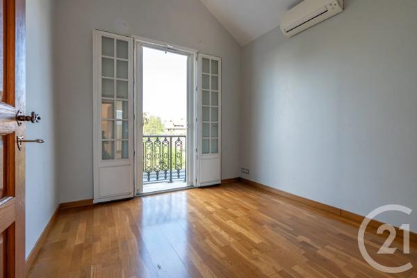 Maison à vendre  6 pièces - 138,74 m 2   ST MAUR DES FOSSES  - 94