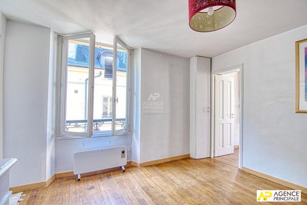 Versailles Saint Louis appartement de 46 M² carrez situé au 3 -ème étage €370 000 ** - Référence 25457