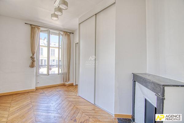 Versailles Saint Louis appartement de 46 M² carrez situé au 3 -ème étage €370 000 ** - Référence 25457