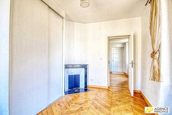 Versailles Saint Louis appartement de 46 M² carrez situé au 3 -ème étage €370 000 ** - Référence 25457