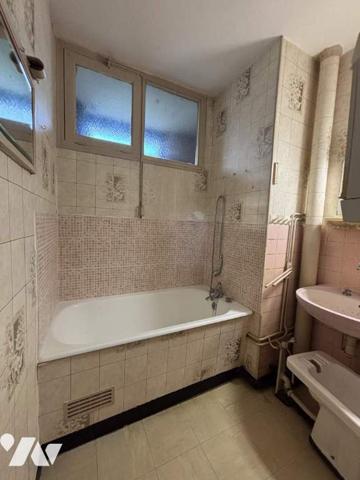 Plein centre 2 chambres, balcon, parking et cave!