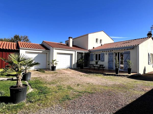 Charmante maison familiale avec dépendances sur 1 390 m² – Angles