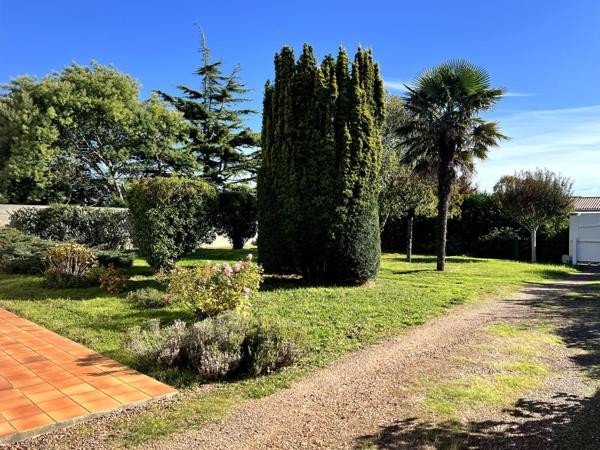 Charmante maison familiale avec dépendances sur 1 390 m² – Angles