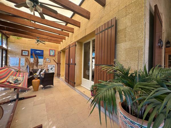 Villa 4 Chambres  + véranda de 46m2 env + garage + piscine sur 9560 m2 de terrain clôturé