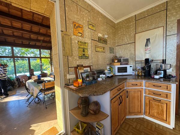 Villa 4 Chambres  + véranda de 46m2 env + garage + piscine sur 9560 m2 de terrain clôturé