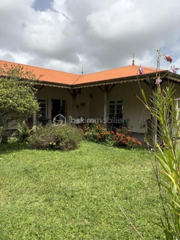 Élégante villa de plain-pied de 114 m² – Un véritable havre de paix à deux pas de l'océan - 
Basse-Pointe, Martinique.

Au cœur d’un environnement résidentiel calme et verdoyant, découvrez cette charmante villa de plain-pied où confort, élégance et qualité de vie se rencontrent harmonieusement.

Édifiée sur un magnifique terrain clos, arboré et piscinable de 1 000 m², cette propriété offre un cadre de vie privilégié, à seulement quelques minutes du littoral et de ses paysages d’exception.

Dès l’entrée, les volumes généreux et la luminosité naturelle séduisent instantanément. La maison développe 114 m² habitables parfaitement agencés, avec une vaste pièce de vie baignée de lumière invitant à la convivialité, prolongée par une spacieuse cuisine fonctionnelle, idéale pour partager de précieux moments en famille ou entre amis.

L’espace nuit, indépendant des pièces de réception, assure calme, intimité et confort au quotidien.

À l’extérieur, la superbe terrasse couverte de 39 m² constitue une véritable pièce de vie supplémentaire. Elle vous permettra de profiter pleinement du climat tropical en toute saison, pour vos repas, vos instants de détente ou vos réceptions face à un jardin soigneusement entretenu.

Le vaste terrain, entièrement clos et joliment arboré, laisse entrevoir de nombreuses possibilités d’aménagement, notamment la réalisation d’une piscine, afin de créer un espace extérieur à votre image.

Construite avec des matériaux de qualité et bénéficiant d’équipements modernes, cette villa allie fonctionnalité, esthétique et potentiel. Que vous recherchiez une résidence principale, une résidence secondaire ou un investissement patrimonial, cette propriété répondra à toutes vos attentes.

Les atouts de cette propriété :
 
•	Villa de plain-pied de 114 m² habitables construite en 2010
•	Terrain clos, arboré et piscinable de 1 000 m²
•	Superbe terrasse couverte de 39 m²
•	Grande pièce de vie lumineuse
•	Cuisine spacieuse et conviviale
•	Espace nuit indépendant
•	Environnement résidentiel calme
•	Proximité immédiate de l'océan
•	Beau potentiel d’aménagement
•	Cadre de vie privilégié entre nature et littoral

Une propriété pleine de charme où il fait bon vivre, offrant un équilibre parfait entre confort, sérénité et douceur de vivre.

Une opportunité rare sur le secteur de Basse-Pointe, Martinique. 

Contactez-nous dès aujourd’hui pour organiser une visite privée et découvrir tout le potentiel de cette belle villa.