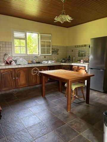 Élégante villa de plain-pied de 114 m² – Un véritable havre de paix à deux pas de l'océan - 
Basse-Pointe, Martinique.

Au cœur d’un environnement résidentiel calme et verdoyant, découvrez cette charmante villa de plain-pied où confort, élégance et qualité de vie se rencontrent harmonieusement.

Édifiée sur un magnifique terrain clos, arboré et piscinable de 1 000 m², cette propriété offre un cadre de vie privilégié, à seulement quelques minutes du littoral et de ses paysages d’exception.

Dès l’entrée, les volumes généreux et la luminosité naturelle séduisent instantanément. La maison développe 114 m² habitables parfaitement agencés, avec une vaste pièce de vie baignée de lumière invitant à la convivialité, prolongée par une spacieuse cuisine fonctionnelle, idéale pour partager de précieux moments en famille ou entre amis.

L’espace nuit, indépendant des pièces de réception, assure calme, intimité et confort au quotidien.

À l’extérieur, la superbe terrasse couverte de 39 m² constitue une véritable pièce de vie supplémentaire. Elle vous permettra de profiter pleinement du climat tropical en toute saison, pour vos repas, vos instants de détente ou vos réceptions face à un jardin soigneusement entretenu.

Le vaste terrain, entièrement clos et joliment arboré, laisse entrevoir de nombreuses possibilités d’aménagement, notamment la réalisation d’une piscine, afin de créer un espace extérieur à votre image.

Construite avec des matériaux de qualité et bénéficiant d’équipements modernes, cette villa allie fonctionnalité, esthétique et potentiel. Que vous recherchiez une résidence principale, une résidence secondaire ou un investissement patrimonial, cette propriété répondra à toutes vos attentes.

Les atouts de cette propriété :
 
•	Villa de plain-pied de 114 m² habitables construite en 2010
•	Terrain clos, arboré et piscinable de 1 000 m²
•	Superbe terrasse couverte de 39 m²
•	Grande pièce de vie lumineuse
•	Cuisine spacieuse et conviviale
•	Espace nuit indépendant
•	Environnement résidentiel calme
•	Proximité immédiate de l'océan
•	Beau potentiel d’aménagement
•	Cadre de vie privilégié entre nature et littoral

Une propriété pleine de charme où il fait bon vivre, offrant un équilibre parfait entre confort, sérénité et douceur de vivre.

Une opportunité rare sur le secteur de Basse-Pointe, Martinique. 

Contactez-nous dès aujourd’hui pour organiser une visite privée et découvrir tout le potentiel de cette belle villa.