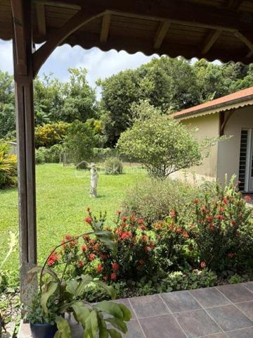 Élégante villa de plain-pied de 114 m² – Un véritable havre de paix à deux pas de l'océan - 
Basse-Pointe, Martinique.

Au cœur d’un environnement résidentiel calme et verdoyant, découvrez cette charmante villa de plain-pied où confort, élégance et qualité de vie se rencontrent harmonieusement.

Édifiée sur un magnifique terrain clos, arboré et piscinable de 1 000 m², cette propriété offre un cadre de vie privilégié, à seulement quelques minutes du littoral et de ses paysages d’exception.

Dès l’entrée, les volumes généreux et la luminosité naturelle séduisent instantanément. La maison développe 114 m² habitables parfaitement agencés, avec une vaste pièce de vie baignée de lumière invitant à la convivialité, prolongée par une spacieuse cuisine fonctionnelle, idéale pour partager de précieux moments en famille ou entre amis.

L’espace nuit, indépendant des pièces de réception, assure calme, intimité et confort au quotidien.

À l’extérieur, la superbe terrasse couverte de 39 m² constitue une véritable pièce de vie supplémentaire. Elle vous permettra de profiter pleinement du climat tropical en toute saison, pour vos repas, vos instants de détente ou vos réceptions face à un jardin soigneusement entretenu.

Le vaste terrain, entièrement clos et joliment arboré, laisse entrevoir de nombreuses possibilités d’aménagement, notamment la réalisation d’une piscine, afin de créer un espace extérieur à votre image.

Construite avec des matériaux de qualité et bénéficiant d’équipements modernes, cette villa allie fonctionnalité, esthétique et potentiel. Que vous recherchiez une résidence principale, une résidence secondaire ou un investissement patrimonial, cette propriété répondra à toutes vos attentes.

Les atouts de cette propriété :
 
•	Villa de plain-pied de 114 m² habitables construite en 2010
•	Terrain clos, arboré et piscinable de 1 000 m²
•	Superbe terrasse couverte de 39 m²
•	Grande pièce de vie lumineuse
•	Cuisine spacieuse et conviviale
•	Espace nuit indépendant
•	Environnement résidentiel calme
•	Proximité immédiate de l'océan
•	Beau potentiel d’aménagement
•	Cadre de vie privilégié entre nature et littoral

Une propriété pleine de charme où il fait bon vivre, offrant un équilibre parfait entre confort, sérénité et douceur de vivre.

Une opportunité rare sur le secteur de Basse-Pointe, Martinique. 

Contactez-nous dès aujourd’hui pour organiser une visite privée et découvrir tout le potentiel de cette belle villa.
