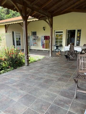 Élégante villa de plain-pied de 114 m² – Un véritable havre de paix à deux pas de l'océan - 
Basse-Pointe, Martinique.

Au cœur d’un environnement résidentiel calme et verdoyant, découvrez cette charmante villa de plain-pied où confort, élégance et qualité de vie se rencontrent harmonieusement.

Édifiée sur un magnifique terrain clos, arboré et piscinable de 1 000 m², cette propriété offre un cadre de vie privilégié, à seulement quelques minutes du littoral et de ses paysages d’exception.

Dès l’entrée, les volumes généreux et la luminosité naturelle séduisent instantanément. La maison développe 114 m² habitables parfaitement agencés, avec une vaste pièce de vie baignée de lumière invitant à la convivialité, prolongée par une spacieuse cuisine fonctionnelle, idéale pour partager de précieux moments en famille ou entre amis.

L’espace nuit, indépendant des pièces de réception, assure calme, intimité et confort au quotidien.

À l’extérieur, la superbe terrasse couverte de 39 m² constitue une véritable pièce de vie supplémentaire. Elle vous permettra de profiter pleinement du climat tropical en toute saison, pour vos repas, vos instants de détente ou vos réceptions face à un jardin soigneusement entretenu.

Le vaste terrain, entièrement clos et joliment arboré, laisse entrevoir de nombreuses possibilités d’aménagement, notamment la réalisation d’une piscine, afin de créer un espace extérieur à votre image.

Construite avec des matériaux de qualité et bénéficiant d’équipements modernes, cette villa allie fonctionnalité, esthétique et potentiel. Que vous recherchiez une résidence principale, une résidence secondaire ou un investissement patrimonial, cette propriété répondra à toutes vos attentes.

Les atouts de cette propriété :
 
•	Villa de plain-pied de 114 m² habitables construite en 2010
•	Terrain clos, arboré et piscinable de 1 000 m²
•	Superbe terrasse couverte de 39 m²
•	Grande pièce de vie lumineuse
•	Cuisine spacieuse et conviviale
•	Espace nuit indépendant
•	Environnement résidentiel calme
•	Proximité immédiate de l'océan
•	Beau potentiel d’aménagement
•	Cadre de vie privilégié entre nature et littoral

Une propriété pleine de charme où il fait bon vivre, offrant un équilibre parfait entre confort, sérénité et douceur de vivre.

Une opportunité rare sur le secteur de Basse-Pointe, Martinique. 

Contactez-nous dès aujourd’hui pour organiser une visite privée et découvrir tout le potentiel de cette belle villa.
