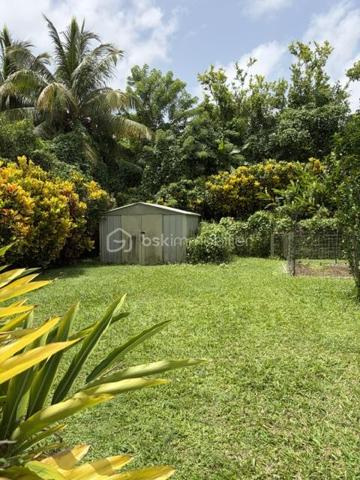 Élégante villa de plain-pied de 114 m² – Un véritable havre de paix à deux pas de l'océan - 
Basse-Pointe, Martinique.

Au cœur d’un environnement résidentiel calme et verdoyant, découvrez cette charmante villa de plain-pied où confort, élégance et qualité de vie se rencontrent harmonieusement.

Édifiée sur un magnifique terrain clos, arboré et piscinable de 1 000 m², cette propriété offre un cadre de vie privilégié, à seulement quelques minutes du littoral et de ses paysages d’exception.

Dès l’entrée, les volumes généreux et la luminosité naturelle séduisent instantanément. La maison développe 114 m² habitables parfaitement agencés, avec une vaste pièce de vie baignée de lumière invitant à la convivialité, prolongée par une spacieuse cuisine fonctionnelle, idéale pour partager de précieux moments en famille ou entre amis.

L’espace nuit, indépendant des pièces de réception, assure calme, intimité et confort au quotidien.

À l’extérieur, la superbe terrasse couverte de 39 m² constitue une véritable pièce de vie supplémentaire. Elle vous permettra de profiter pleinement du climat tropical en toute saison, pour vos repas, vos instants de détente ou vos réceptions face à un jardin soigneusement entretenu.

Le vaste terrain, entièrement clos et joliment arboré, laisse entrevoir de nombreuses possibilités d’aménagement, notamment la réalisation d’une piscine, afin de créer un espace extérieur à votre image.

Construite avec des matériaux de qualité et bénéficiant d’équipements modernes, cette villa allie fonctionnalité, esthétique et potentiel. Que vous recherchiez une résidence principale, une résidence secondaire ou un investissement patrimonial, cette propriété répondra à toutes vos attentes.

Les atouts de cette propriété :
 
•	Villa de plain-pied de 114 m² habitables construite en 2010
•	Terrain clos, arboré et piscinable de 1 000 m²
•	Superbe terrasse couverte de 39 m²
•	Grande pièce de vie lumineuse
•	Cuisine spacieuse et conviviale
•	Espace nuit indépendant
•	Environnement résidentiel calme
•	Proximité immédiate de l'océan
•	Beau potentiel d’aménagement
•	Cadre de vie privilégié entre nature et littoral

Une propriété pleine de charme où il fait bon vivre, offrant un équilibre parfait entre confort, sérénité et douceur de vivre.

Une opportunité rare sur le secteur de Basse-Pointe, Martinique. 

Contactez-nous dès aujourd’hui pour organiser une visite privée et découvrir tout le potentiel de cette belle villa.