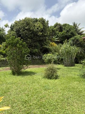 Élégante villa de plain-pied de 114 m² – Un véritable havre de paix à deux pas de l'océan - 
Basse-Pointe, Martinique.

Au cœur d’un environnement résidentiel calme et verdoyant, découvrez cette charmante villa de plain-pied où confort, élégance et qualité de vie se rencontrent harmonieusement.

Édifiée sur un magnifique terrain clos, arboré et piscinable de 1 000 m², cette propriété offre un cadre de vie privilégié, à seulement quelques minutes du littoral et de ses paysages d’exception.

Dès l’entrée, les volumes généreux et la luminosité naturelle séduisent instantanément. La maison développe 114 m² habitables parfaitement agencés, avec une vaste pièce de vie baignée de lumière invitant à la convivialité, prolongée par une spacieuse cuisine fonctionnelle, idéale pour partager de précieux moments en famille ou entre amis.

L’espace nuit, indépendant des pièces de réception, assure calme, intimité et confort au quotidien.

À l’extérieur, la superbe terrasse couverte de 39 m² constitue une véritable pièce de vie supplémentaire. Elle vous permettra de profiter pleinement du climat tropical en toute saison, pour vos repas, vos instants de détente ou vos réceptions face à un jardin soigneusement entretenu.

Le vaste terrain, entièrement clos et joliment arboré, laisse entrevoir de nombreuses possibilités d’aménagement, notamment la réalisation d’une piscine, afin de créer un espace extérieur à votre image.

Construite avec des matériaux de qualité et bénéficiant d’équipements modernes, cette villa allie fonctionnalité, esthétique et potentiel. Que vous recherchiez une résidence principale, une résidence secondaire ou un investissement patrimonial, cette propriété répondra à toutes vos attentes.

Les atouts de cette propriété :
 
•	Villa de plain-pied de 114 m² habitables construite en 2010
•	Terrain clos, arboré et piscinable de 1 000 m²
•	Superbe terrasse couverte de 39 m²
•	Grande pièce de vie lumineuse
•	Cuisine spacieuse et conviviale
•	Espace nuit indépendant
•	Environnement résidentiel calme
•	Proximité immédiate de l'océan
•	Beau potentiel d’aménagement
•	Cadre de vie privilégié entre nature et littoral

Une propriété pleine de charme où il fait bon vivre, offrant un équilibre parfait entre confort, sérénité et douceur de vivre.

Une opportunité rare sur le secteur de Basse-Pointe, Martinique. 

Contactez-nous dès aujourd’hui pour organiser une visite privée et découvrir tout le potentiel de cette belle villa.