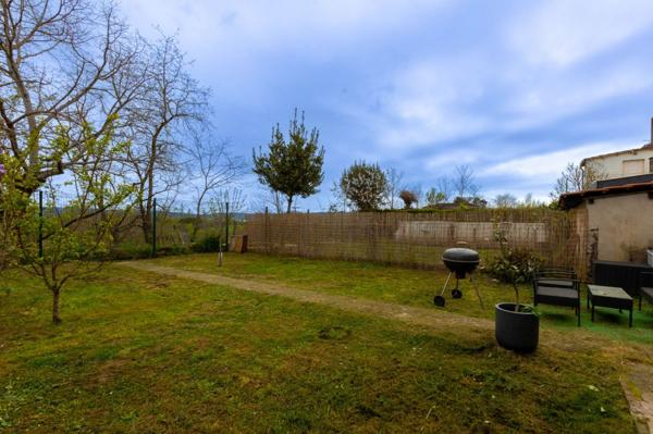 Belle maison de ville avec garage et jardin - REF. VM462