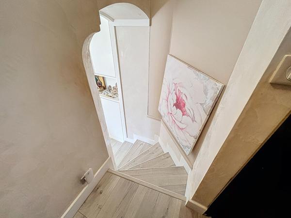 4P Bourgeois de 103m² en RDC, Terrasse, garage, parking, cave.