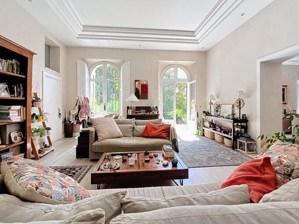 4P Bourgeois de 103m² en RDC, Terrasse, garage, parking, cave.