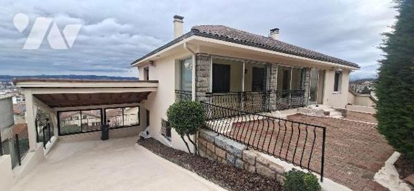 A Saint-Etienne, maison individuelle d'environ 118 m2 sur terrain clos de 564 m2.