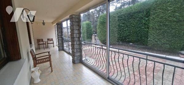 A Saint-Etienne, maison individuelle d'environ 118 m2 sur terrain clos de 564 m2.