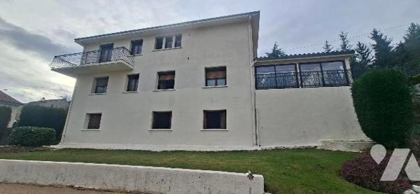 A Saint-Etienne, maison individuelle d'environ 118 m2 sur terrain clos de 564 m2.