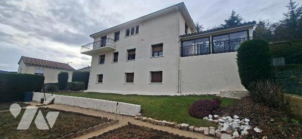 A Saint-Etienne, maison individuelle d'environ 118 m2 sur terrain clos de 564 m2.