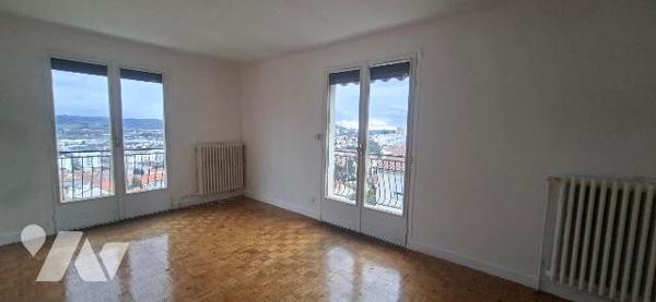 A Saint-Etienne, maison individuelle d'environ 118 m2 sur terrain clos de 564 m2.