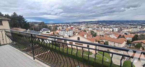 A Saint-Etienne, maison individuelle d'environ 118 m2 sur terrain clos de 564 m2.
