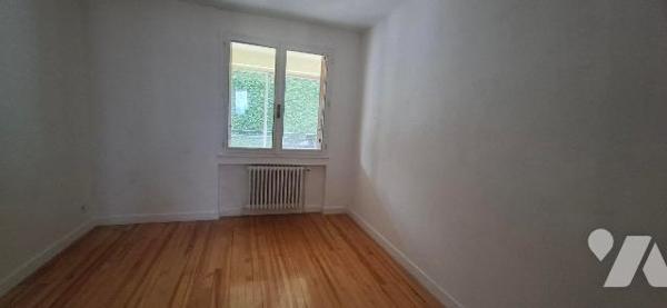 A Saint-Etienne, maison individuelle d'environ 118 m2 sur terrain clos de 564 m2.