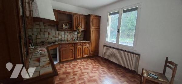 A Saint-Etienne, maison individuelle d'environ 118 m2 sur terrain clos de 564 m2.