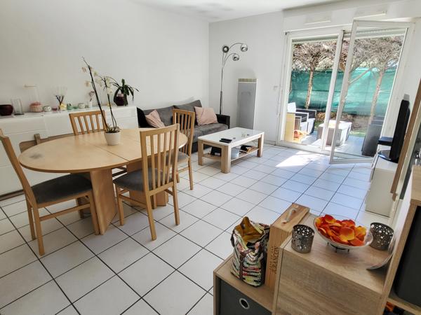 LE VIGEAN : APPT T2 EN REZ DE JARDIN AVEC PARKING.
