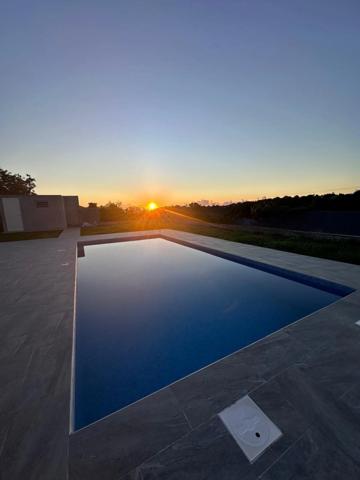 VUE MER ELOIGNEE ET MONTAGNE Superbe Villa neuve avec piscine à PEIT-BOURG