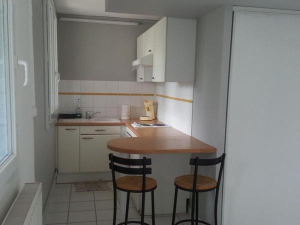 A VISITER SUR SORGUES (84)  - STUDIO EN REZ DE JARDIN DE 30 env.