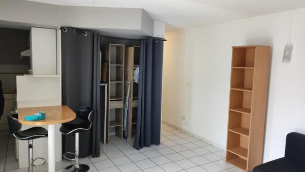 A VISITER SUR SORGUES (84)  - STUDIO EN REZ DE JARDIN DE 30 env.