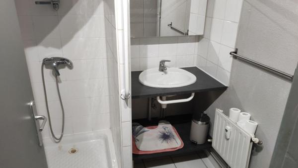 A VISITER SUR SORGUES (84)  - STUDIO EN REZ DE JARDIN DE 30 env.