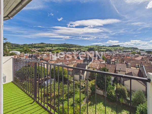 Aurillac centre-ville, à vendre appartement traversant de 3 pièces, avec balcon sans vis à vis, cave et garage.