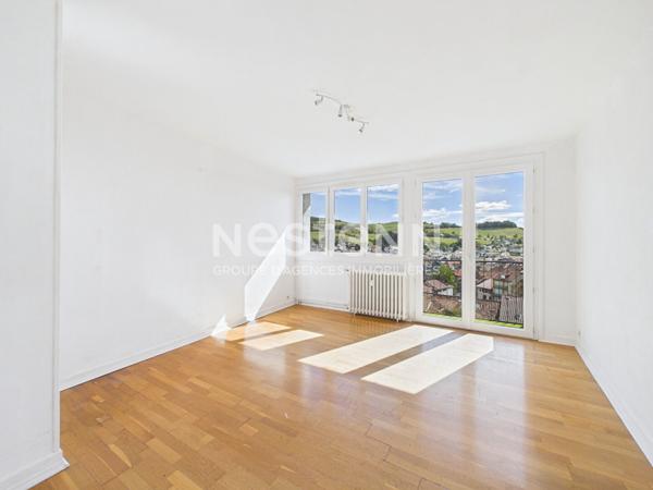 Aurillac centre-ville, à vendre appartement traversant de 3 pièces, avec balcon sans vis à vis, cave et garage.
