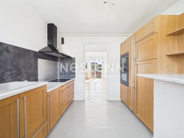 Aurillac centre-ville, à vendre appartement traversant de 3 pièces, avec balcon sans vis à vis, cave et garage.