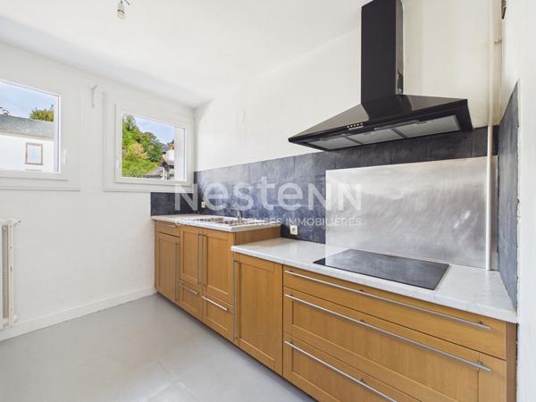 Aurillac centre-ville, à vendre appartement traversant de 3 pièces, avec balcon sans vis à vis, cave et garage.