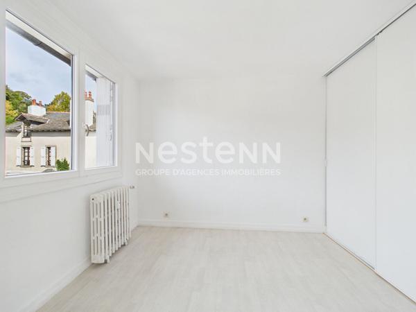 Aurillac centre-ville, à vendre appartement traversant de 3 pièces, avec balcon sans vis à vis, cave et garage.