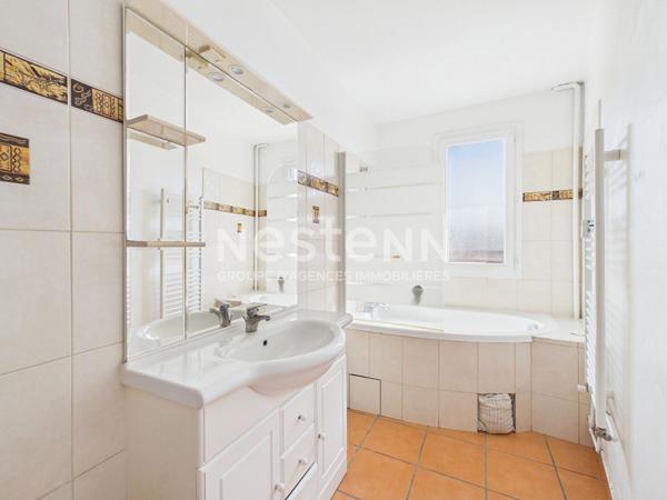 Aurillac centre-ville, à vendre appartement traversant de 3 pièces, avec balcon sans vis à vis, cave et garage.