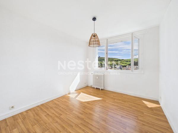 Aurillac centre-ville, à vendre appartement traversant de 3 pièces, avec balcon sans vis à vis, cave et garage.