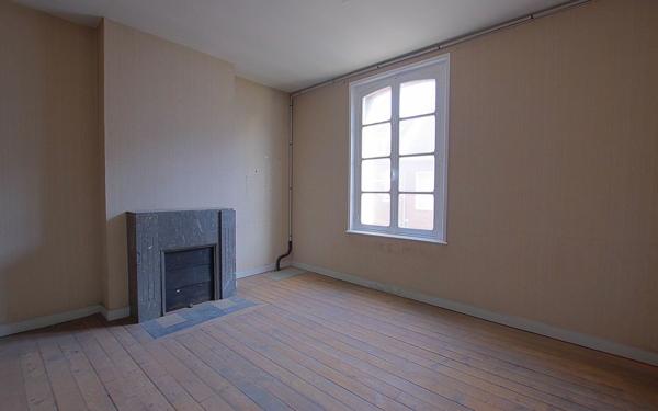 Immeuble à vendre    4 pièces •  Roye