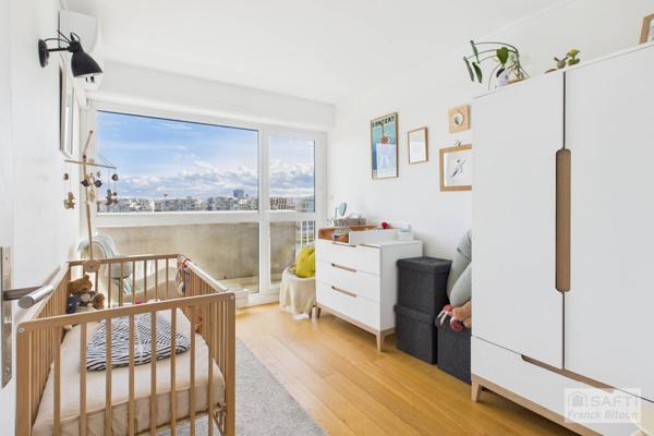 Gare d'Asnières. Dernier étage vue Seine. 3 pièces avec balcon, cave et parking en sus.