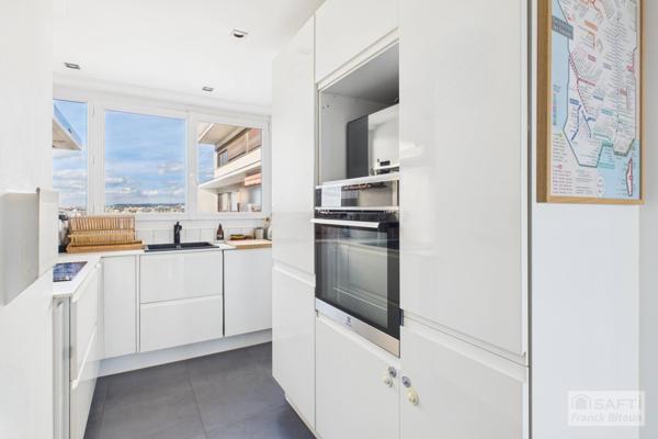 Gare d'Asnières. Dernier étage vue Seine. 3 pièces avec balcon, cave et parking en sus.