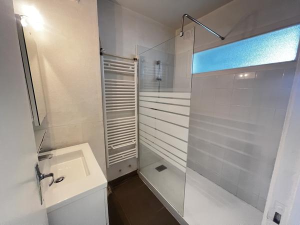 Lorient – L’Appartement Traversant & Lumineux (57 m²) avec Garage Box, Cave & Parking